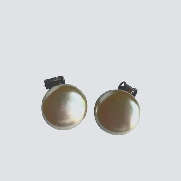 VINTAGE FAUX PEARL CLIP-ON EARRINGS - Picture 1 of 2